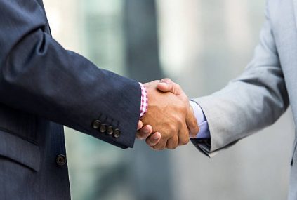 Aperto de mãos após o fechamento do contrato